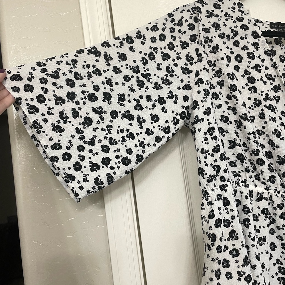 Zenobia Black & White Floral Peplum Tie Top - Picture 4 of 9